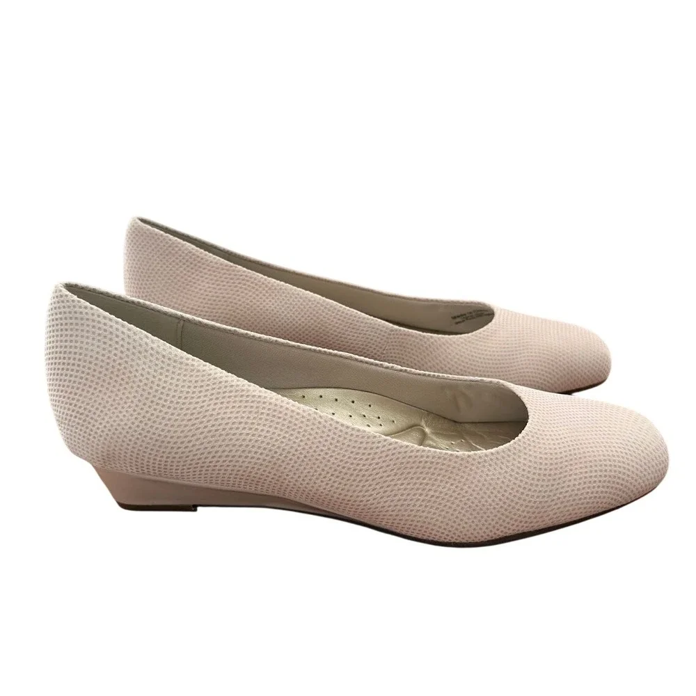 Trotters Lauren Nude Size 10N -3D Textured Leather Low Wedge Pumps T1110-136 New